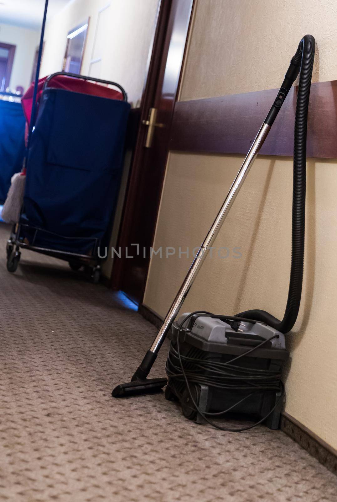 Vacuum cleaner next to a wall in a hotell corridor