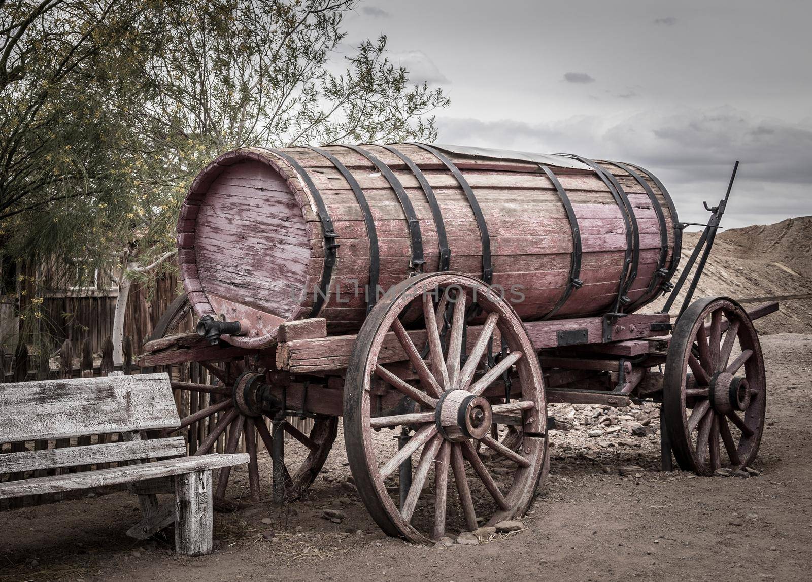 Old wagon by Mariakray