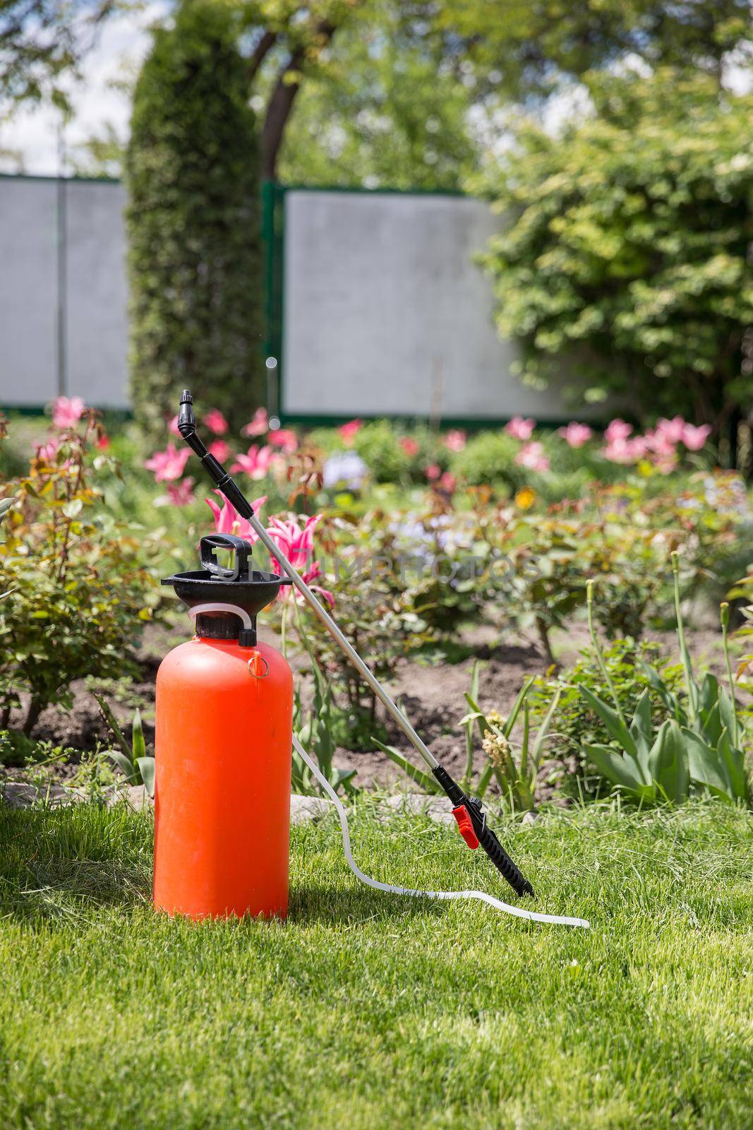 Lawn and garden pesticide/fertilizer sprayer