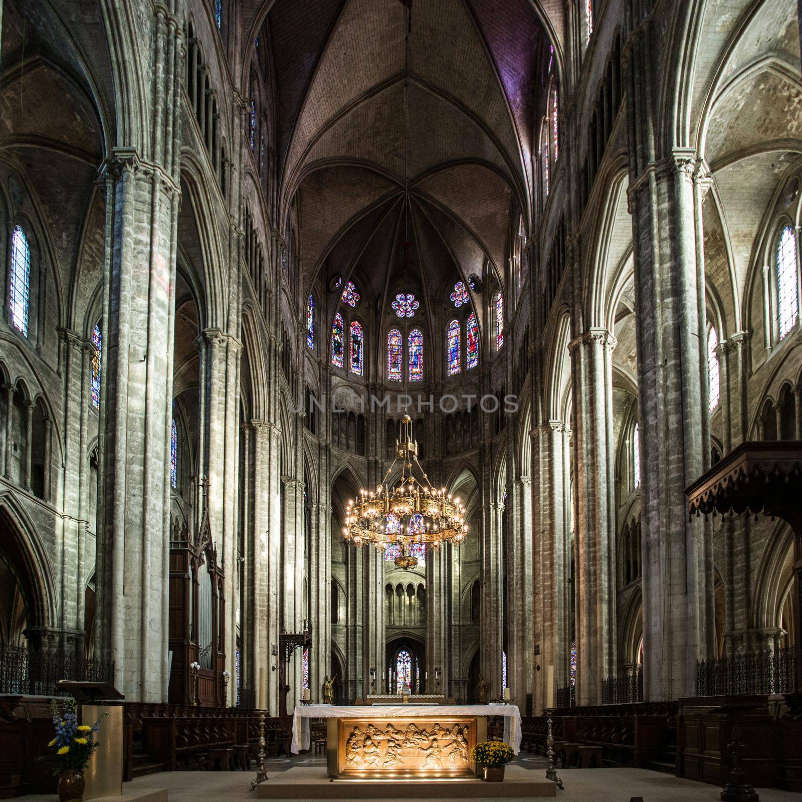 Altar and choir of Cathedral Saint-Etienne in Bourges by Tilo