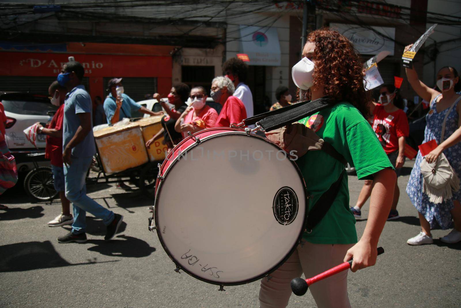 auto_awesome
Traduzir do: Inglês
1712 / 5000
Resultados de tradução
salvador, bahia, brazil - september 7, 2021: group use percussion drums during a demonstration against president Jair Bolsonaro in the city of Salvador.