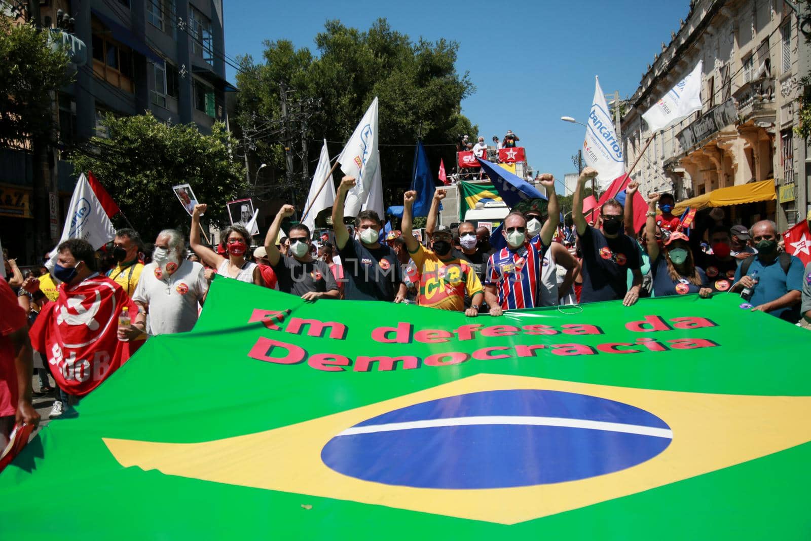 auto_awesome
Traduzir do: Inglês
1722 / 5000
Resultados de tradução
salvador, bahia, brazil - september 7, 2021: protester carries a Brazilian flag during a demonstration against president Jair Bolsonaro in the city of Salvador.