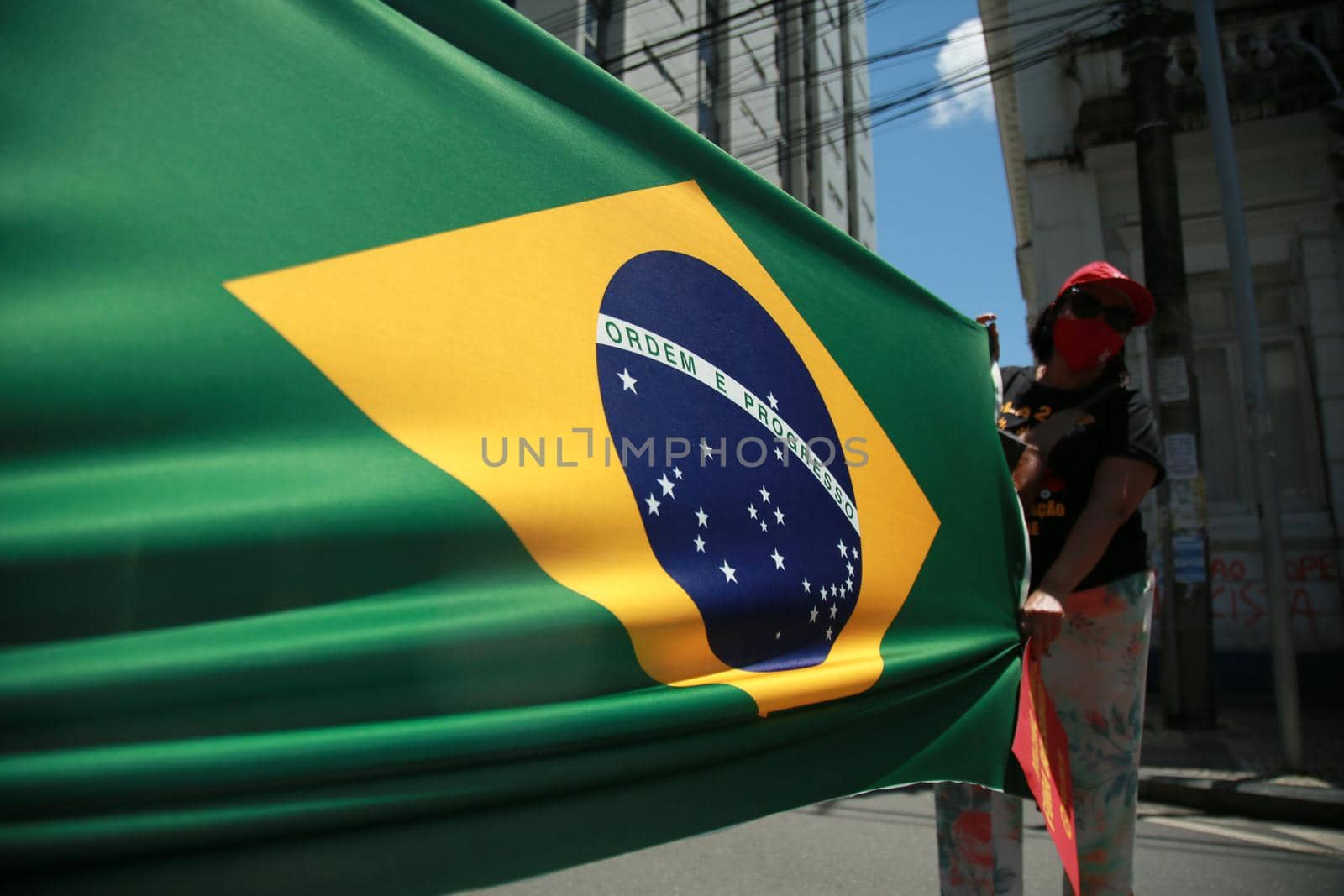 auto_awesome
Traduzir do: Inglês
1722 / 5000
Resultados de tradução
salvador, bahia, brazil - september 7, 2021: protester carries a Brazilian flag during a demonstration against president Jair Bolsonaro in the city of Salvador.