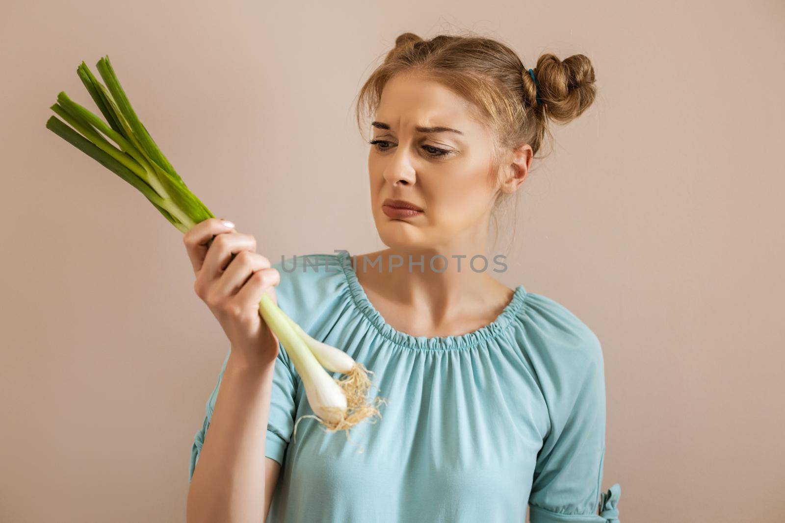 Woman doesn't like the smell of onion by Bazdar
