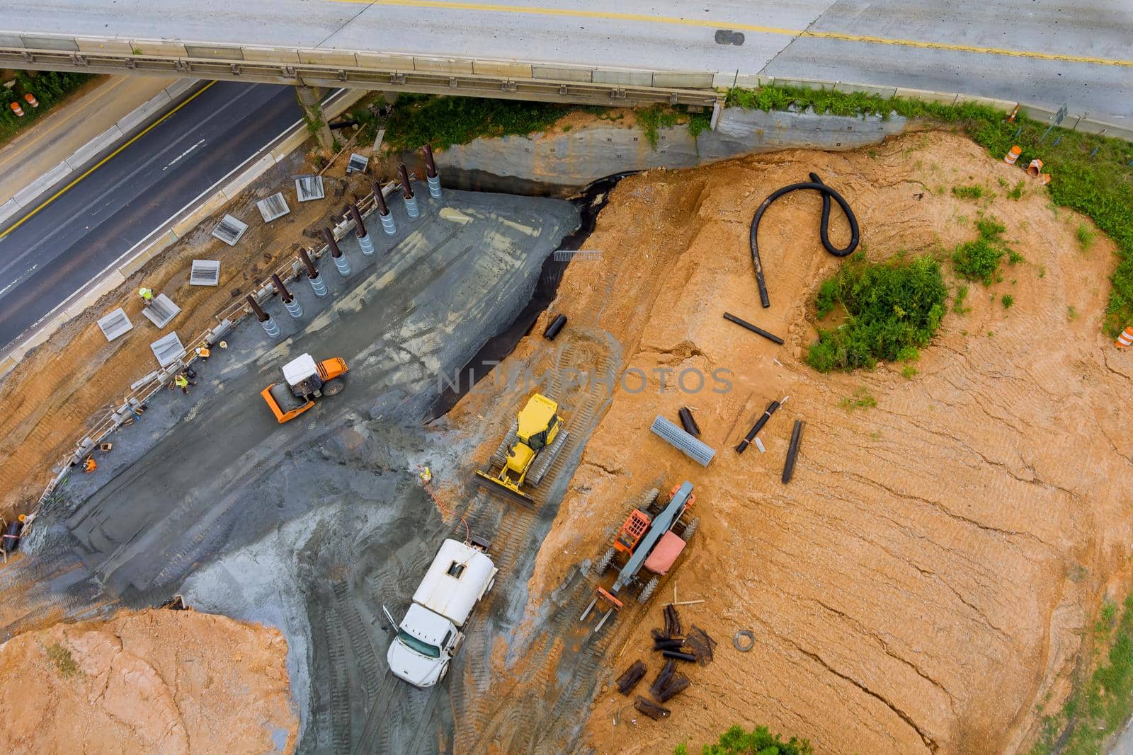 Construction for renewing pillars bridge of a under renovation road modern road interchange in US by ungvar