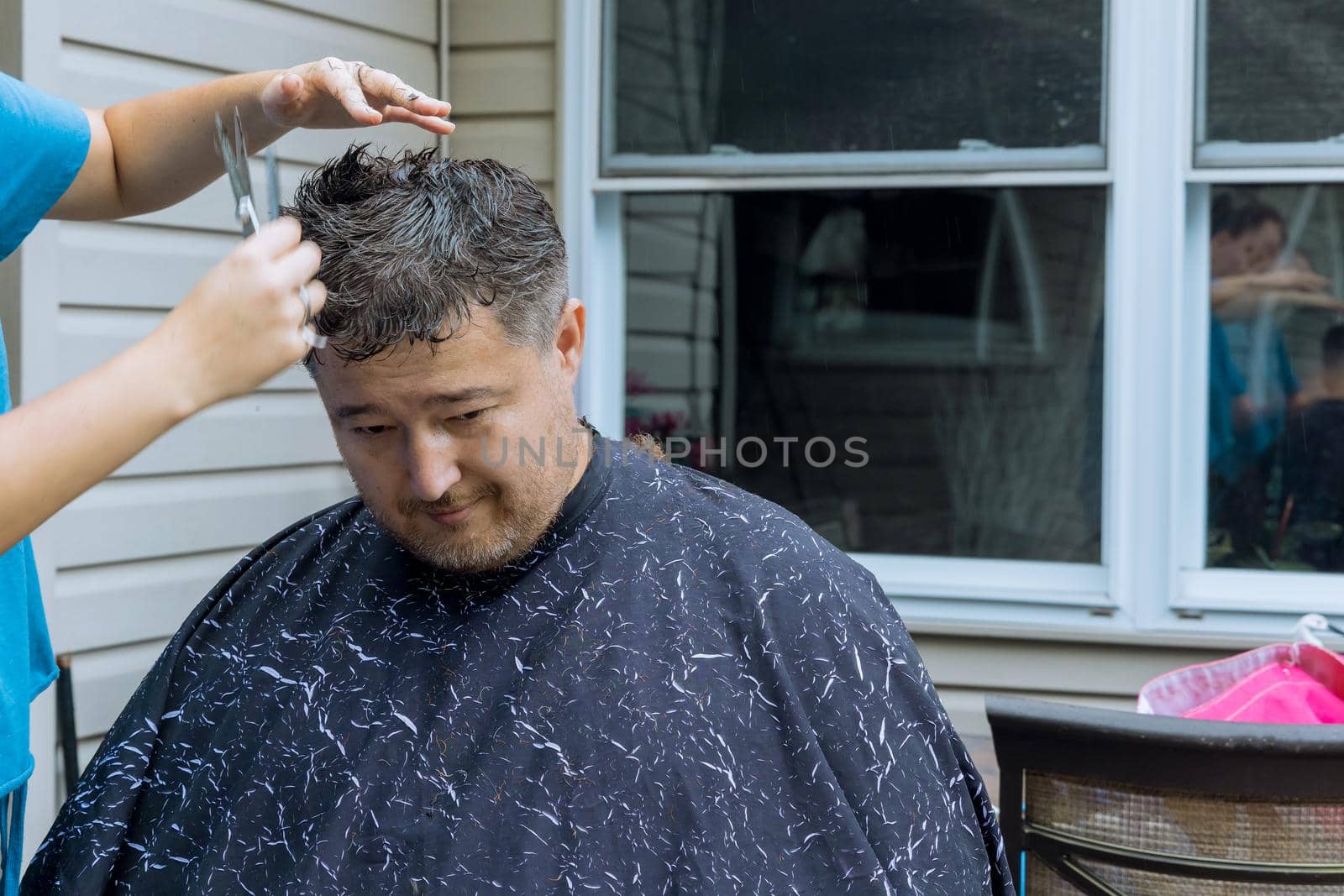 A man is around in a home haircut styling in men