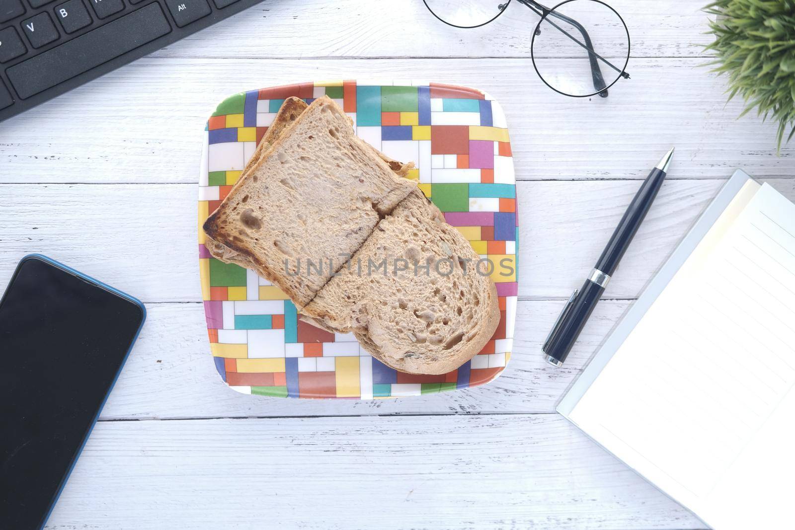 vegetable sandwich on a pate on table