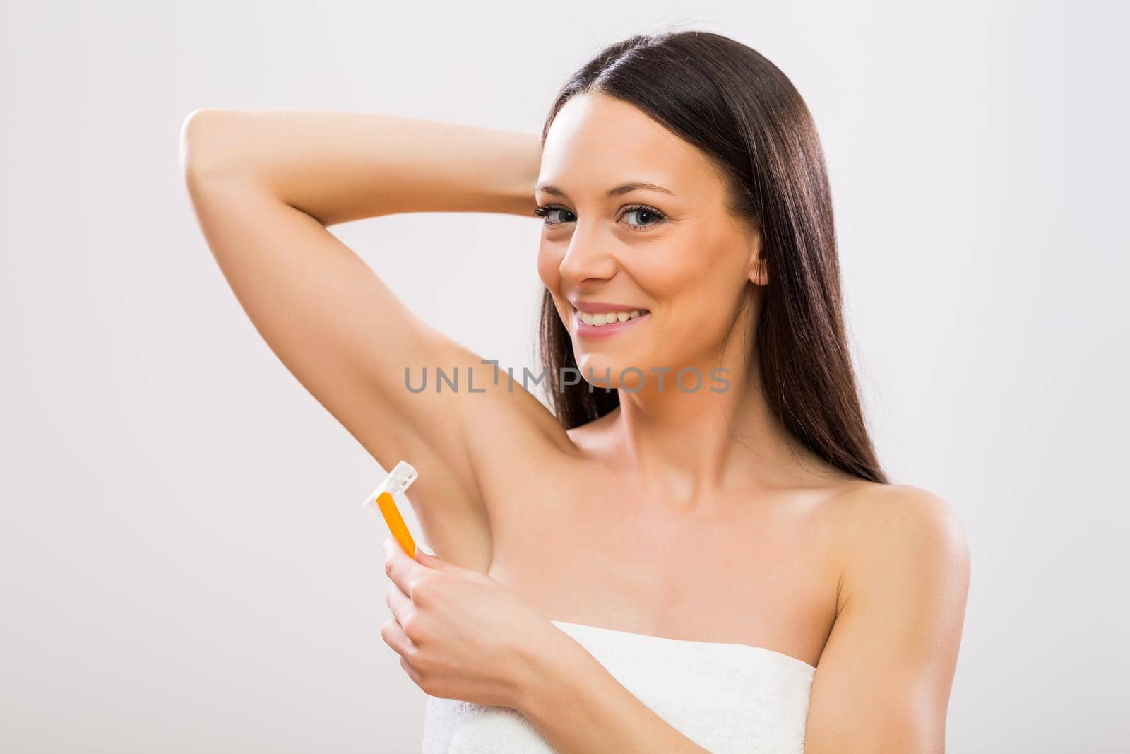 Woman shaving under her arm by Bazdar