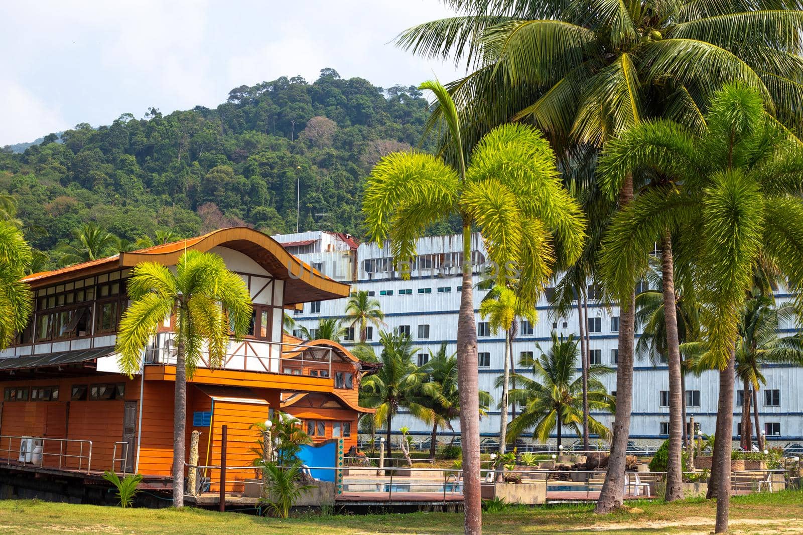 hotels in the shape of a ship by the sea on Koh Chang, an exotic vacation in the jungle of Asia