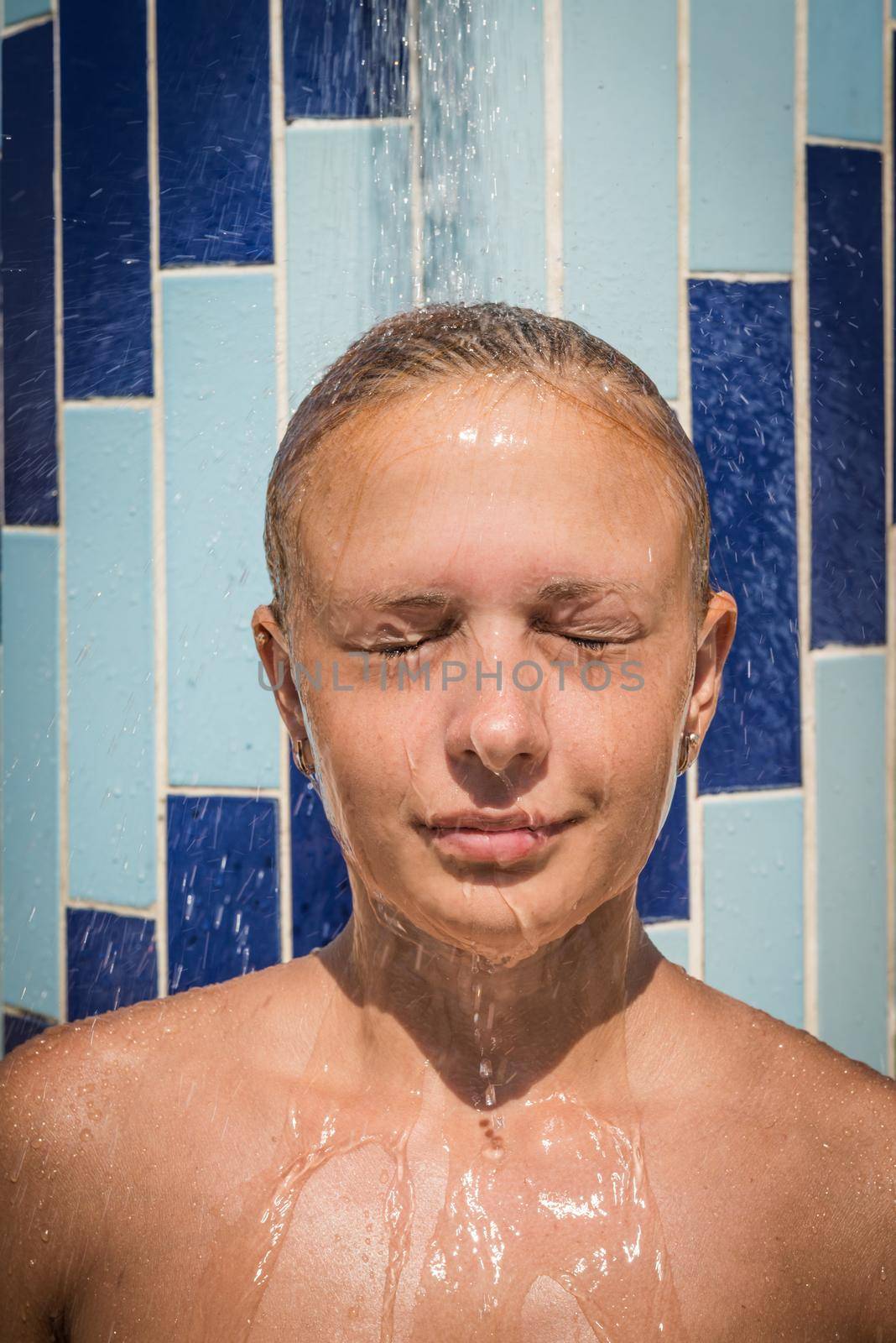 Woman in shower by nikitabuida