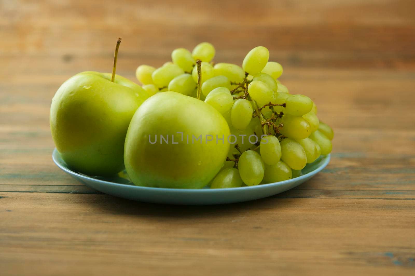 Grapes with apple on the table by inxti