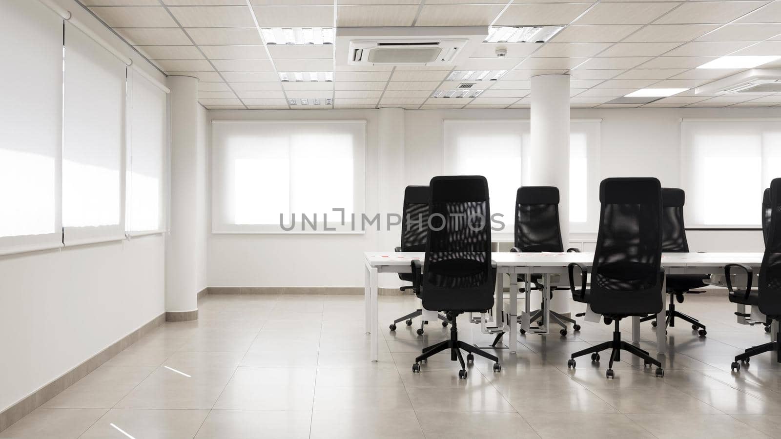 Photo Empty conference room with copy space. High quality beautiful photo concept by Zahard