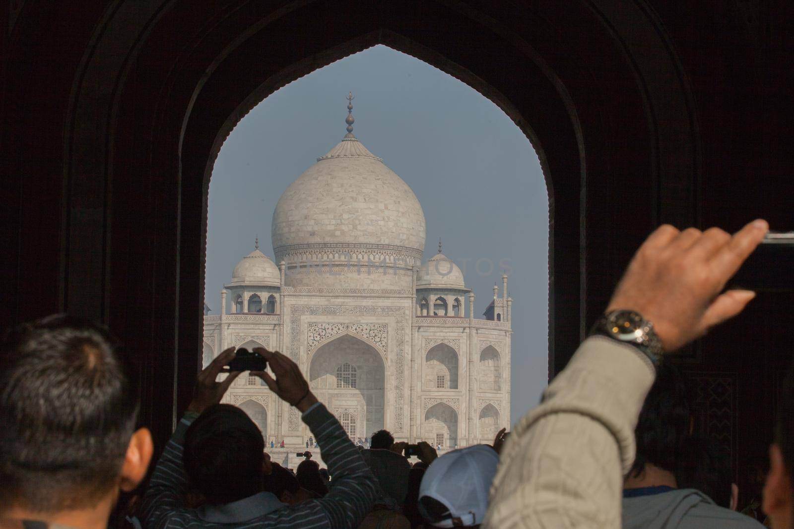 India, Uttar Pradesh, Agra, Taj Mahal, silhouette of tourists with mobile phones