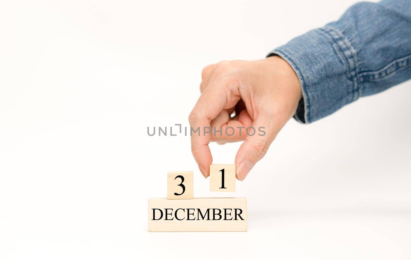 Hand put number 1 for date in December 31 of the last day for year