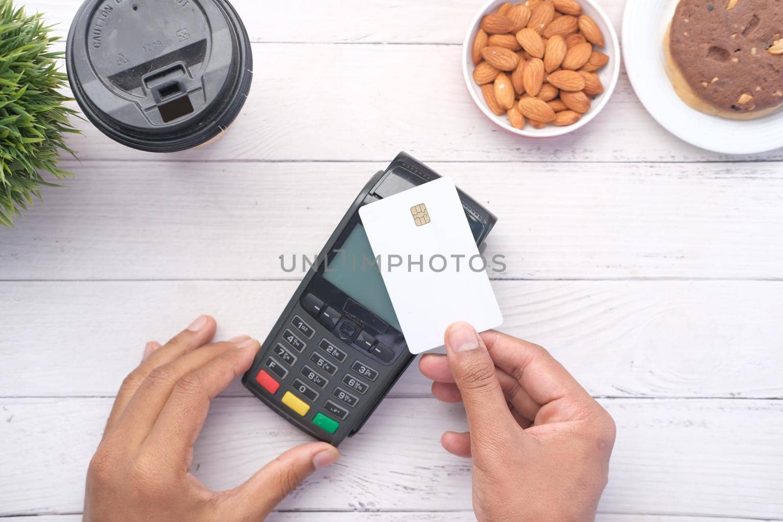 Payment terminal charging from a card, contactless payment