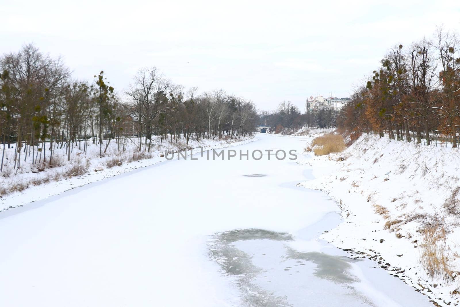 A freezing river on a cold winter day. by kip02kas