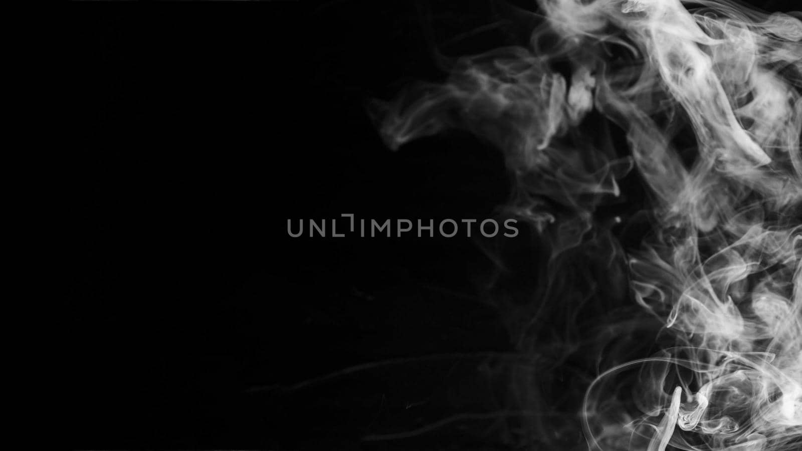 Photo White textured wispy smoke against black background. High quality beautiful photo concept by Zahard