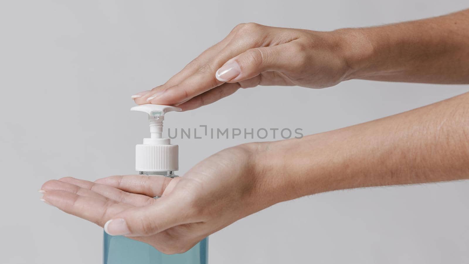 using gel hydroalcoolique hand sanitizer. Resolution and high quality beautiful photo