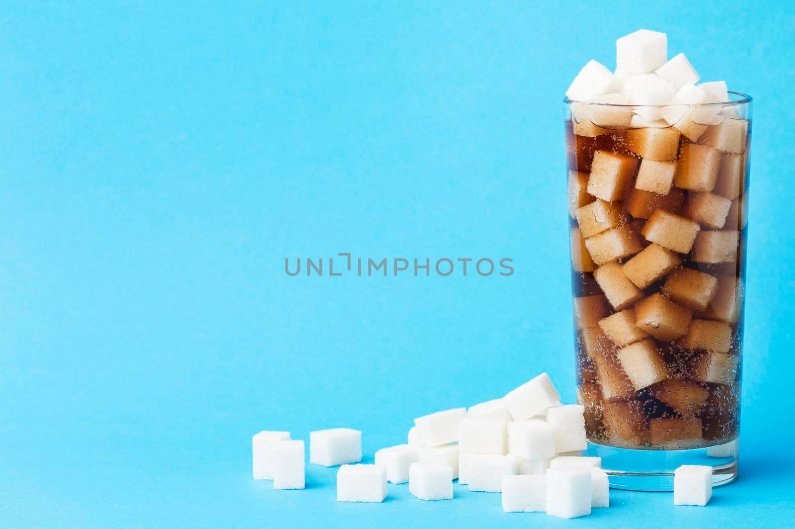 front view glass soft drink with sugar cubes copy space. High quality photo by Zahard