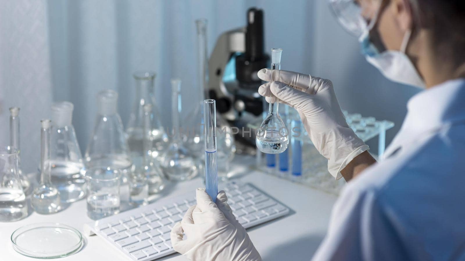 Photo Close up researcher holding glassware. Resolution and high quality beautiful photo