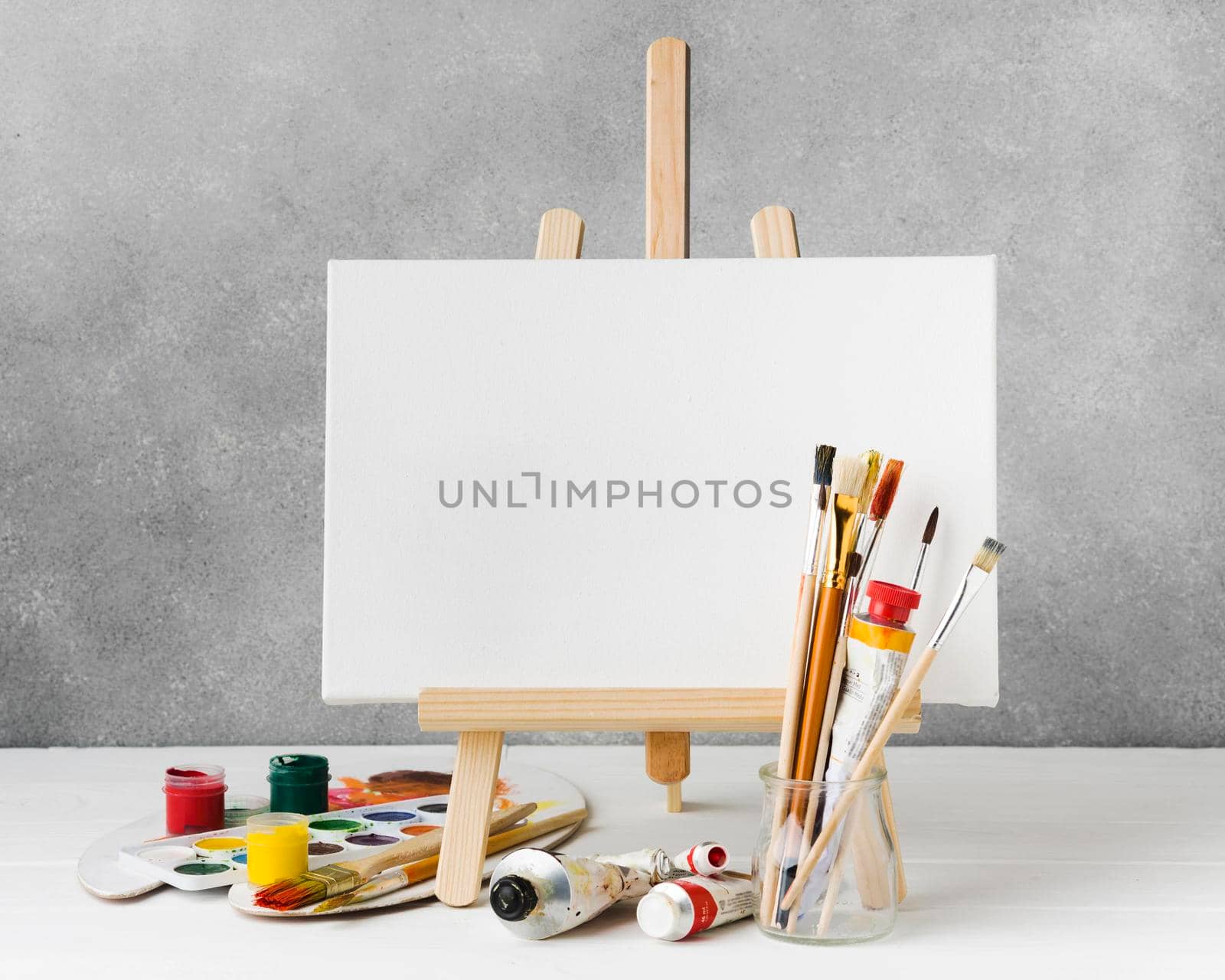 canvas easel watercolour paint front view. High quality photo by Zahard