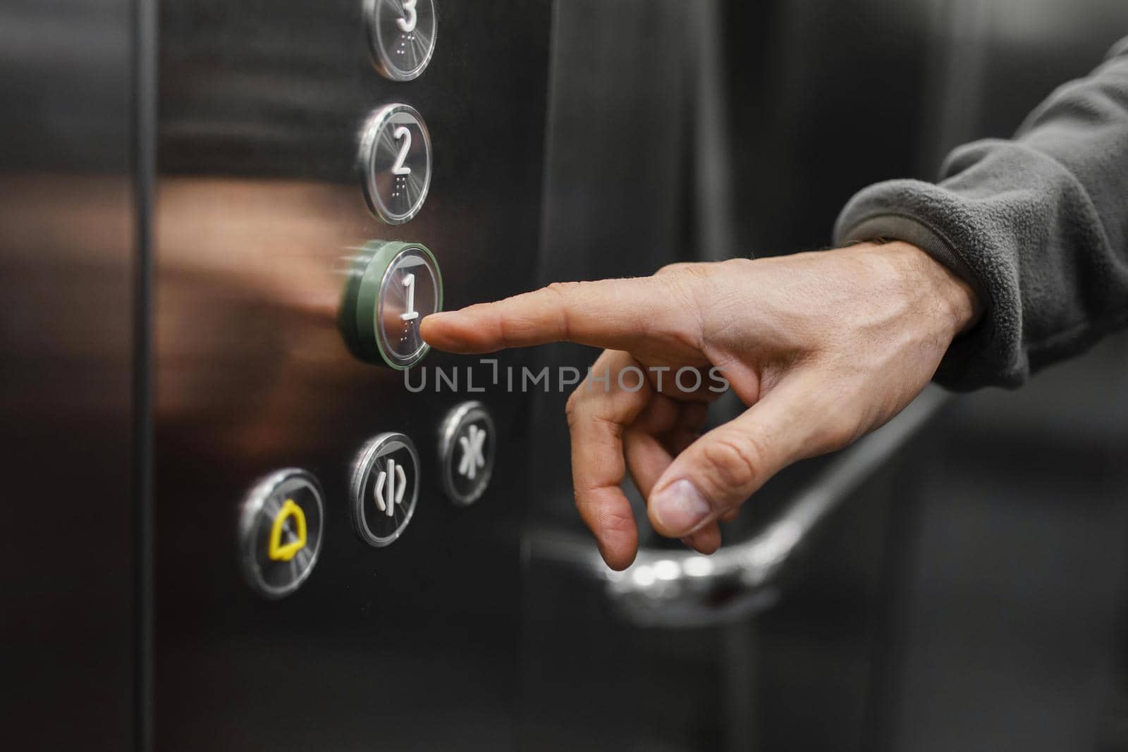 Delivery man with package at elevator close up Picture on pik. Resolution and high quality beautiful photo