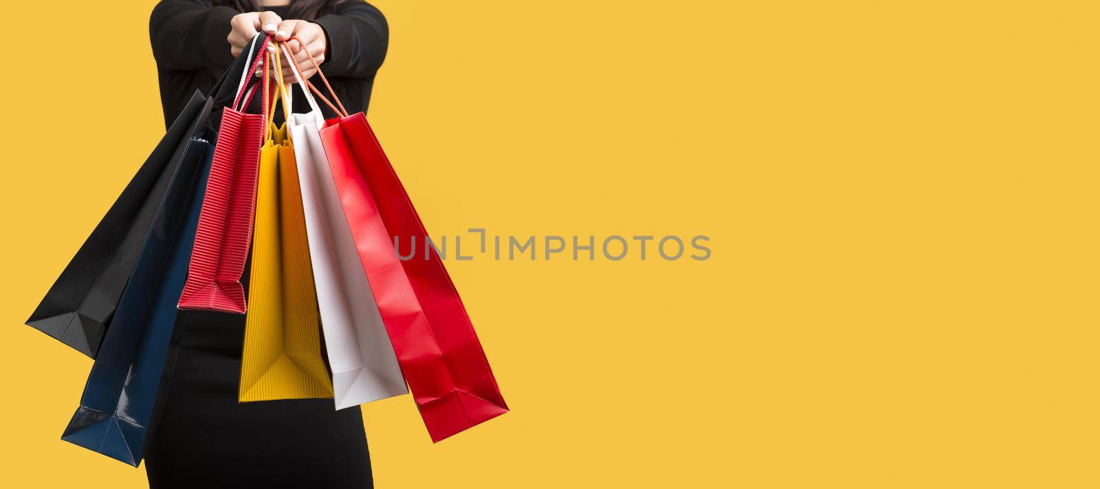 Photo Woman holding various shopping bags copy space. High quality beautiful photo concept by Zahard