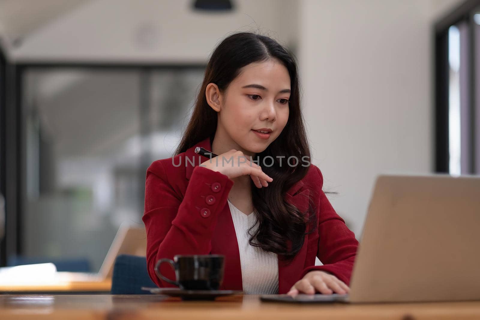 Cropped of asian young business girl working with laptop in coffee shop cafe