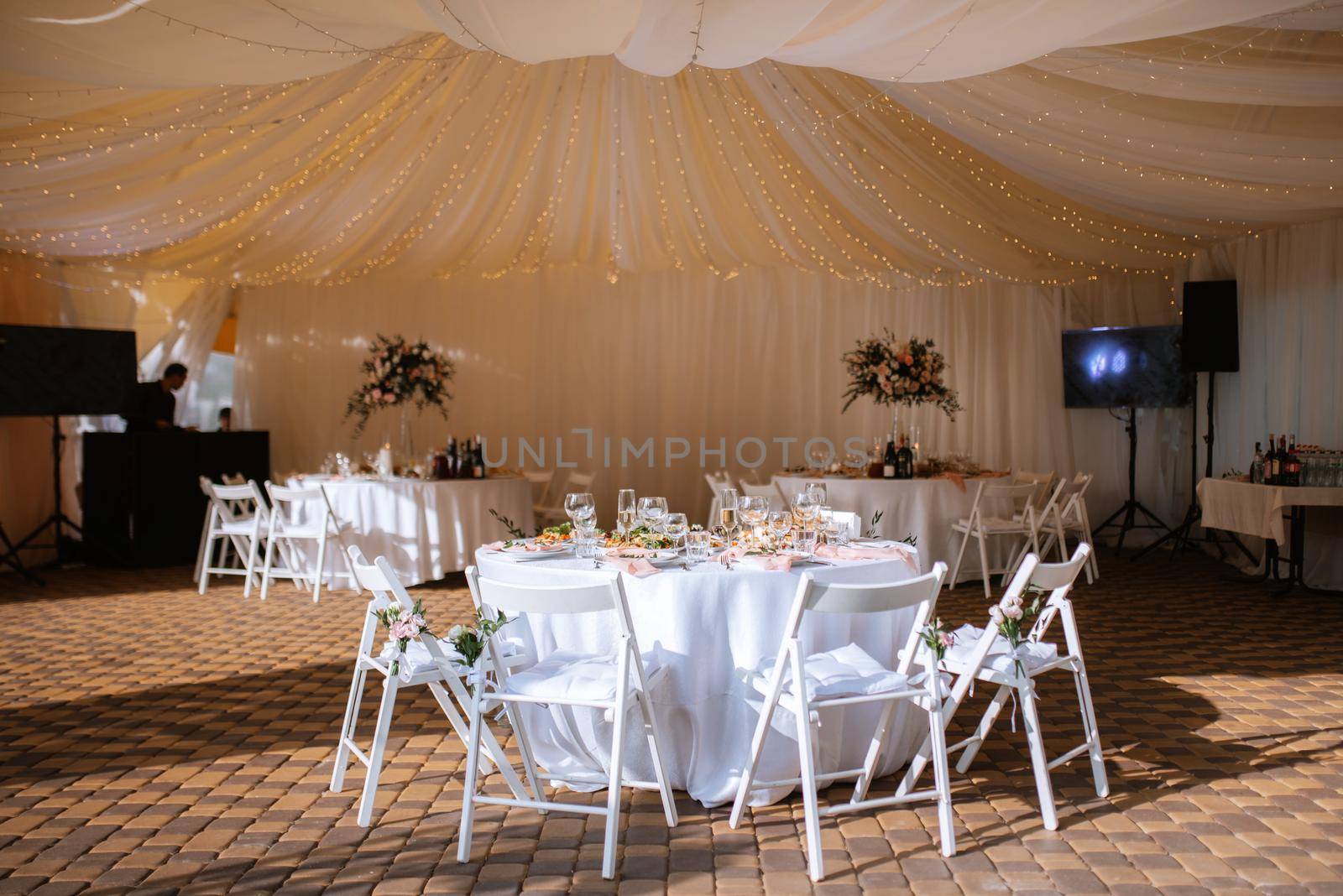 Banquet hall for weddings, banquet hall decoration, atmospheric decor