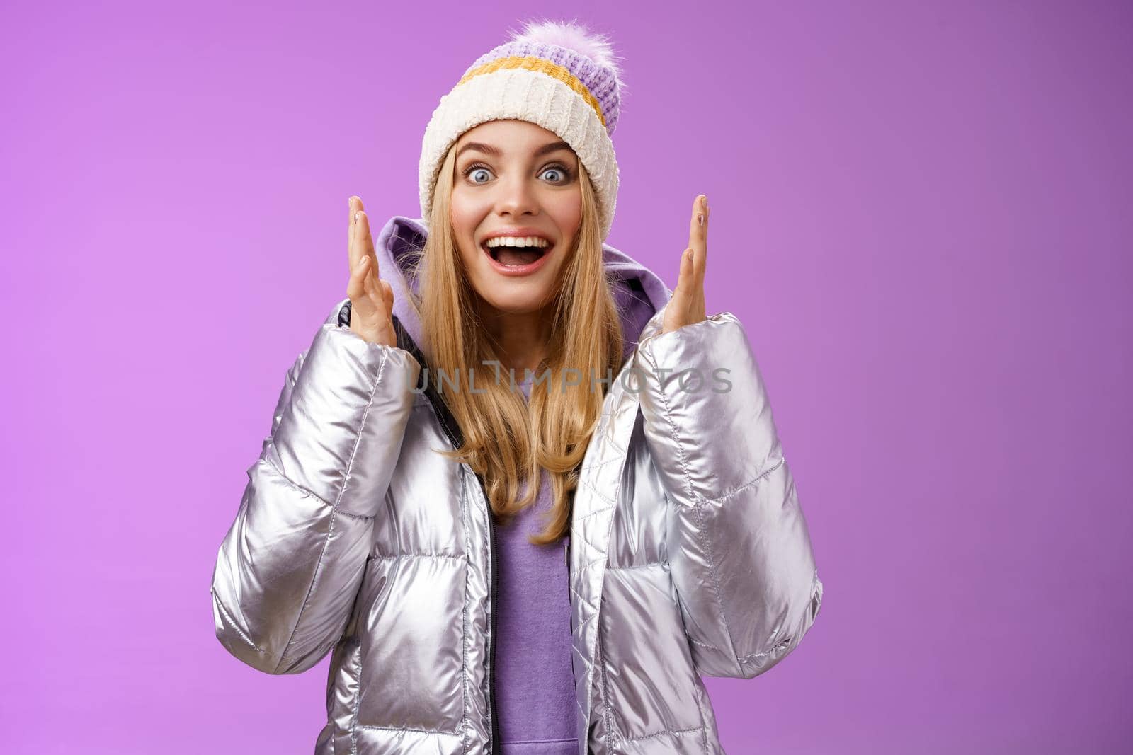 Impressed fascinated speechless attractive blond girl explaining awesome situation shaking hands excited smiling gasping happily widen eyes surprised, standing purple background amused by Benzoix