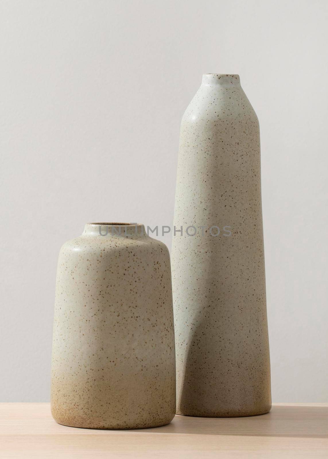 front view two vases. High quality photo by Zahard