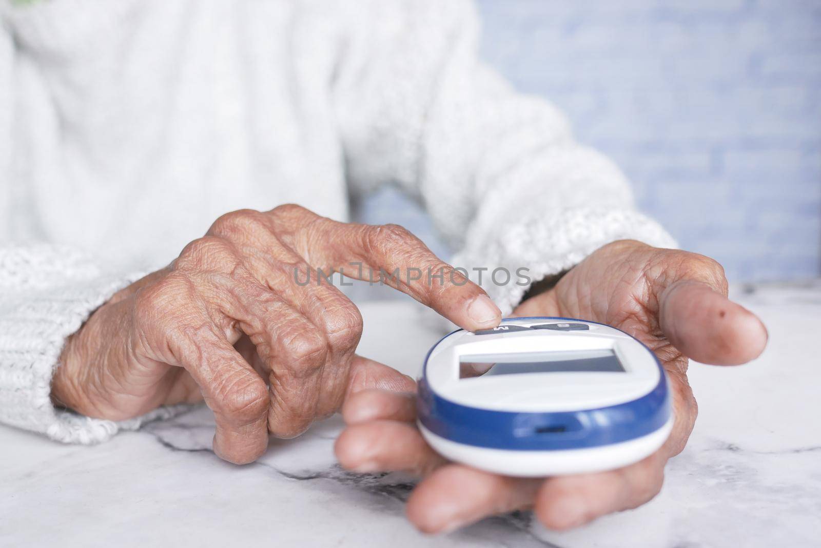 Senior female diabetic measure glucose level