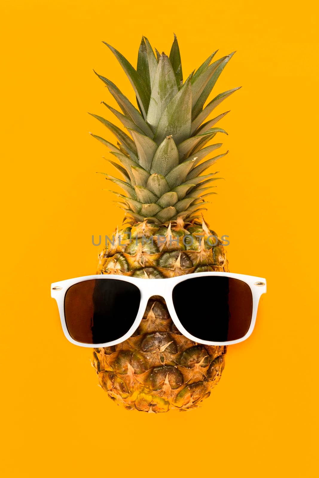 top view exotic pineapple with sunglasses. High quality photo by Zahard