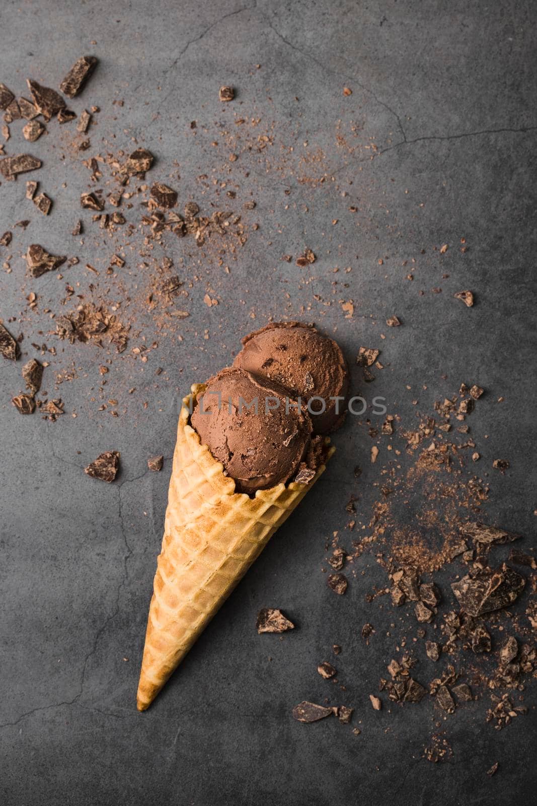 flat lay cone with ice cream table. High quality photo by Zahard