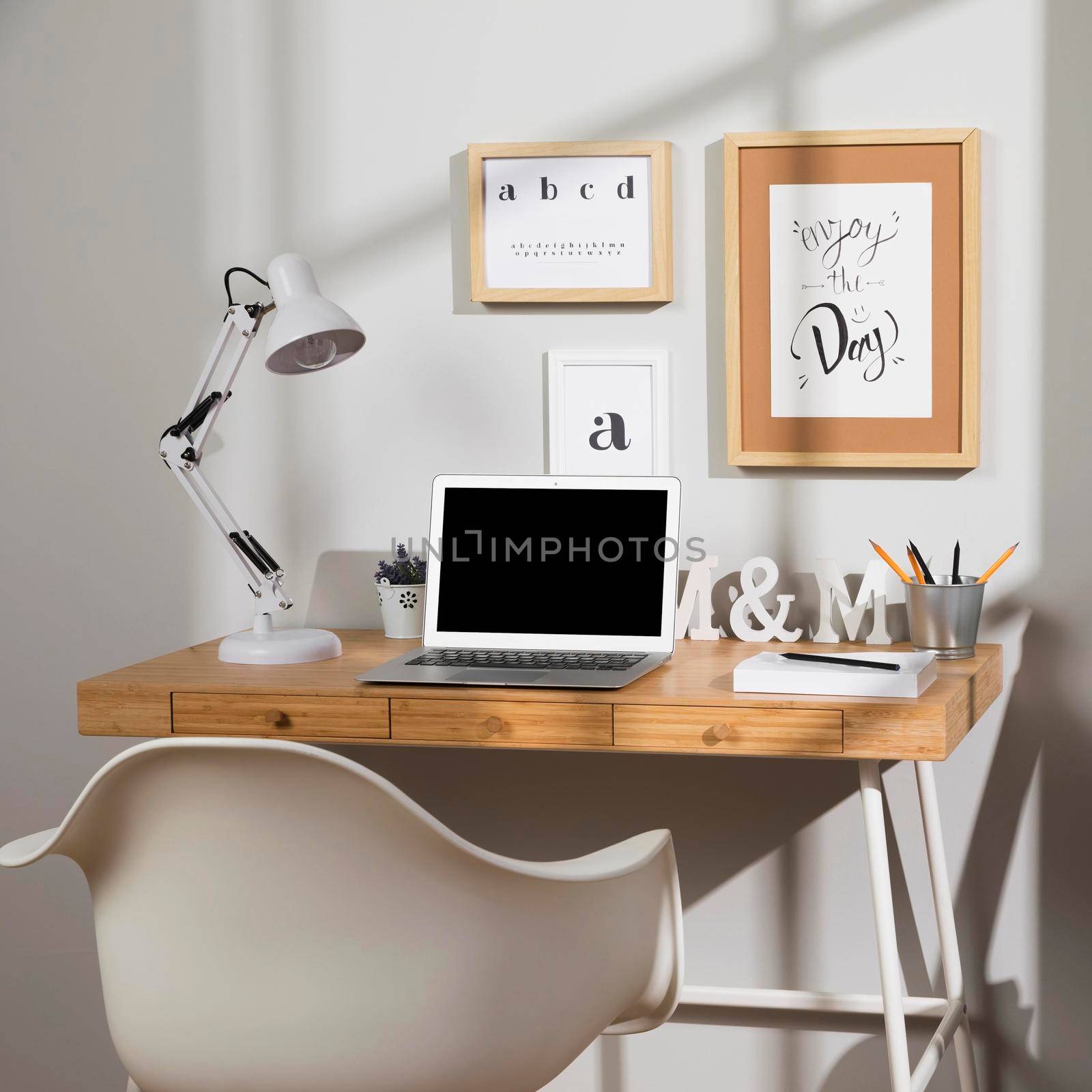 nice organised workspace with lamp. High quality photo by Zahard
