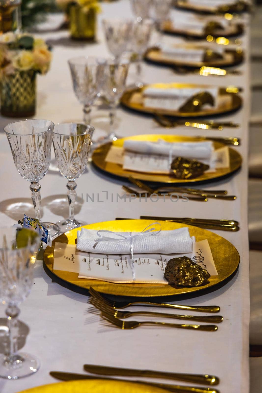 White green and golden decorations on wedding table at outdoor wedding by Wierzchu