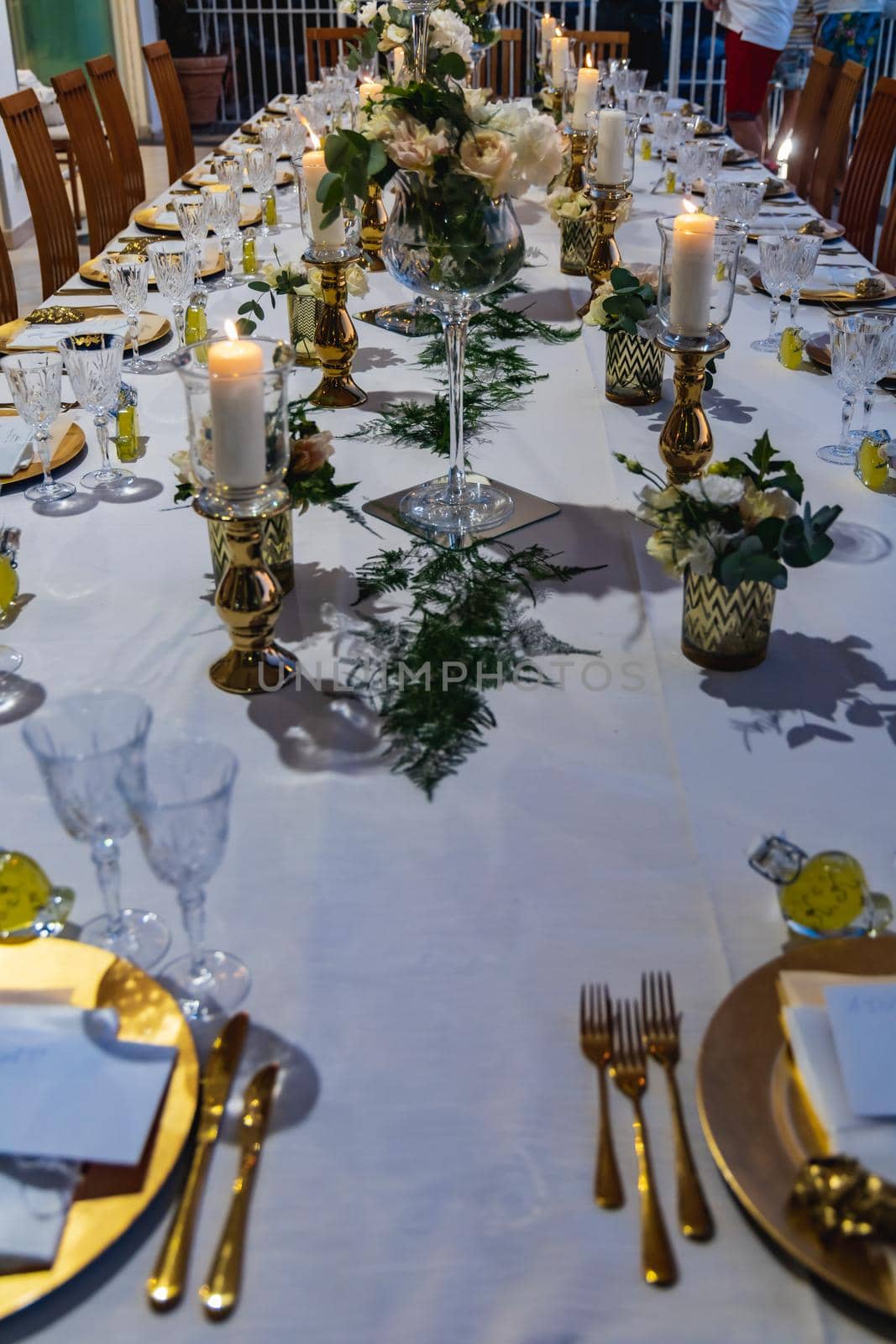 White green and golden decorations on wedding table at outdoor wedding by Wierzchu