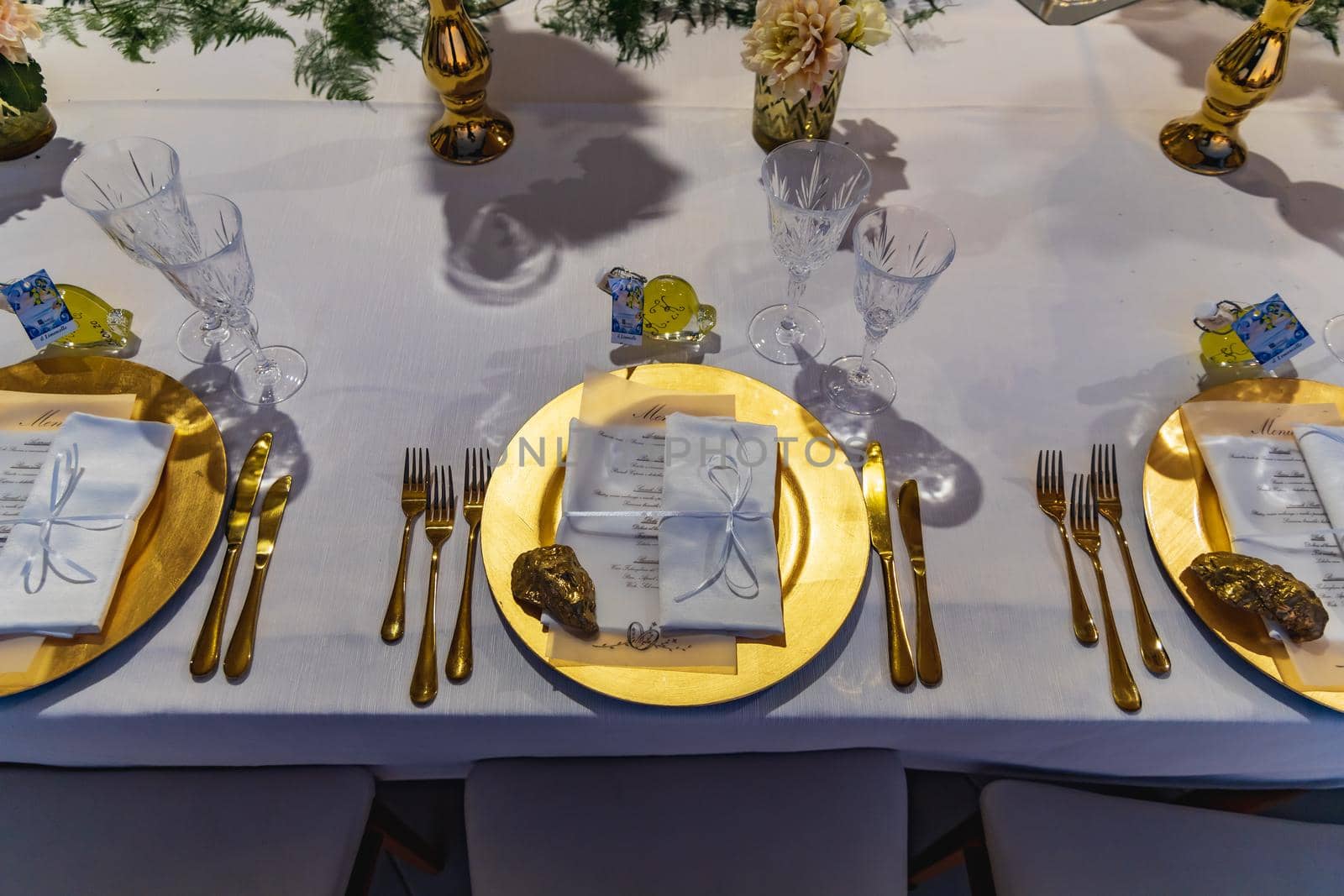 White green and golden decorations on wedding table at outdoor wedding by Wierzchu