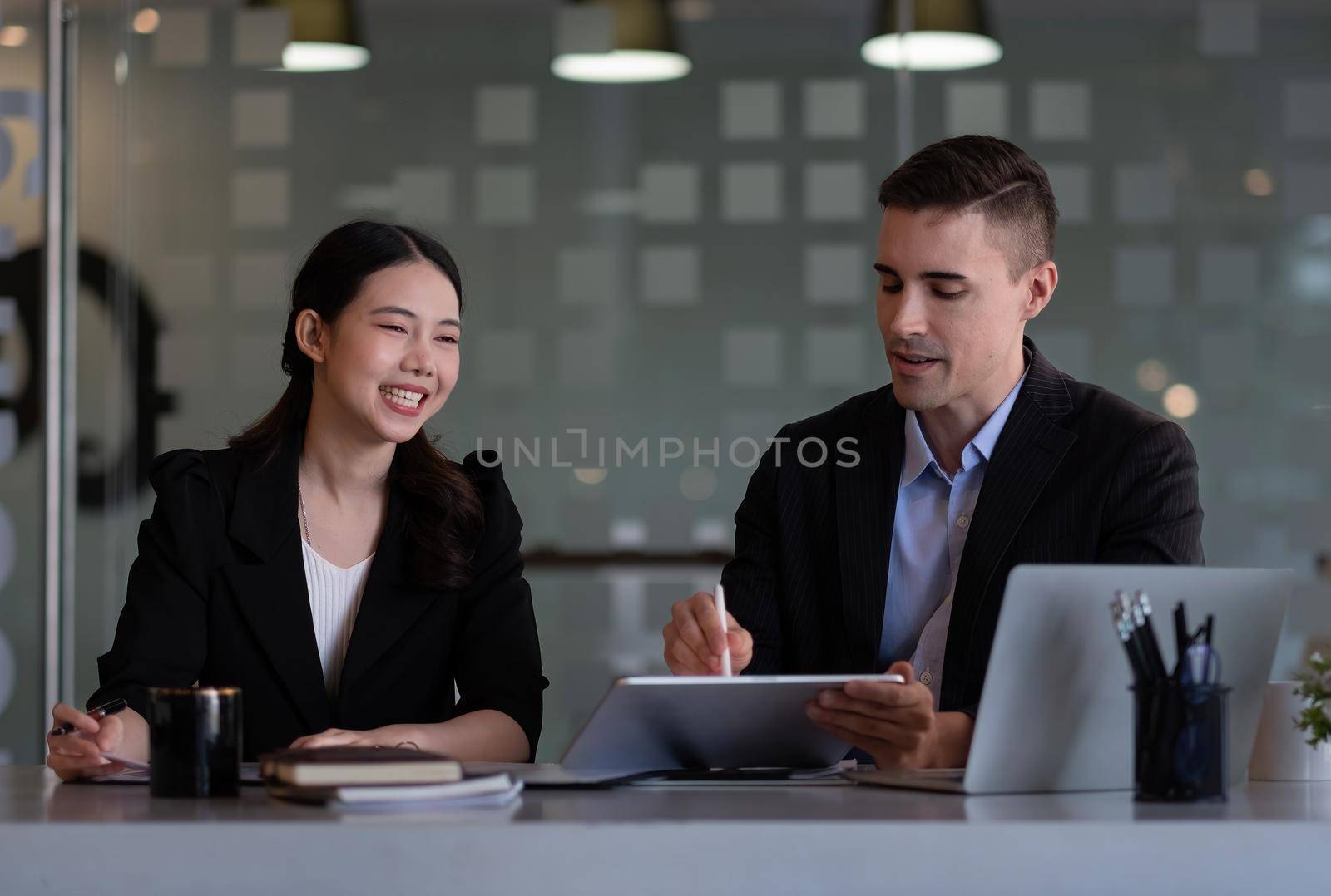 Team of coworkers making great business discussion in modern coworking office. diversity teamwork people concept