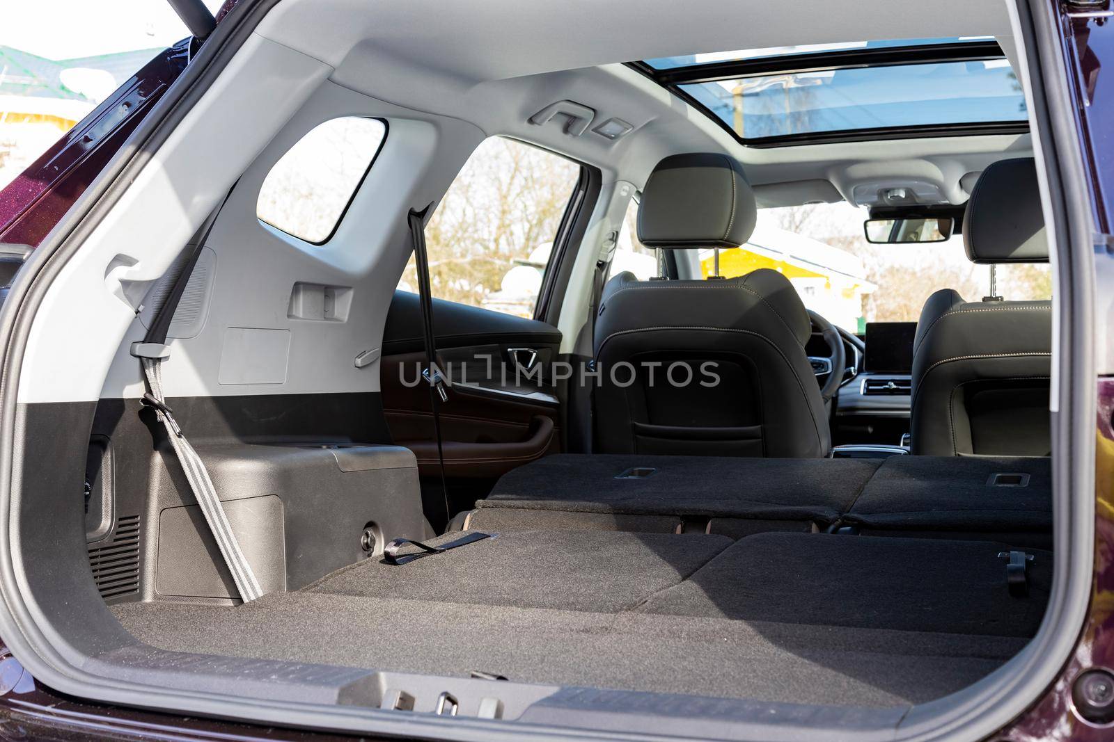 car folding seats and large volume empty car trunk and special storage compartment