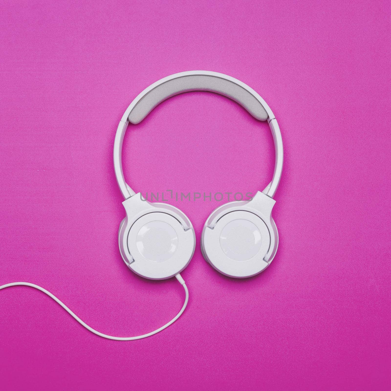 headphones bright background by Zahard