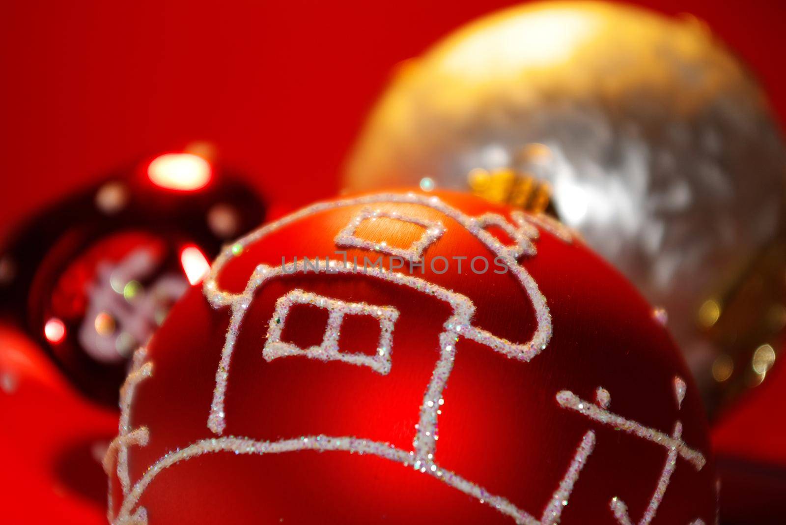 christmas decoratioò red ball with white ornament