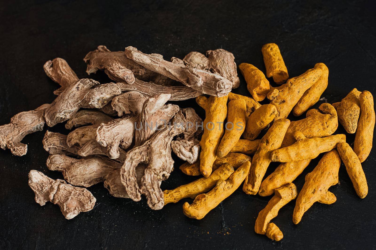 Fresh tumeric and ginger roots is a spice that supports your body, immune system and antioxidant.