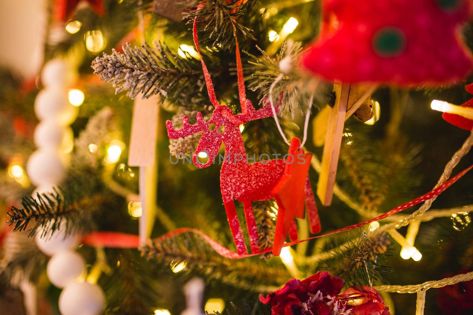 Handmade Christmas decorations: felt Christmas moose by Tomashevska