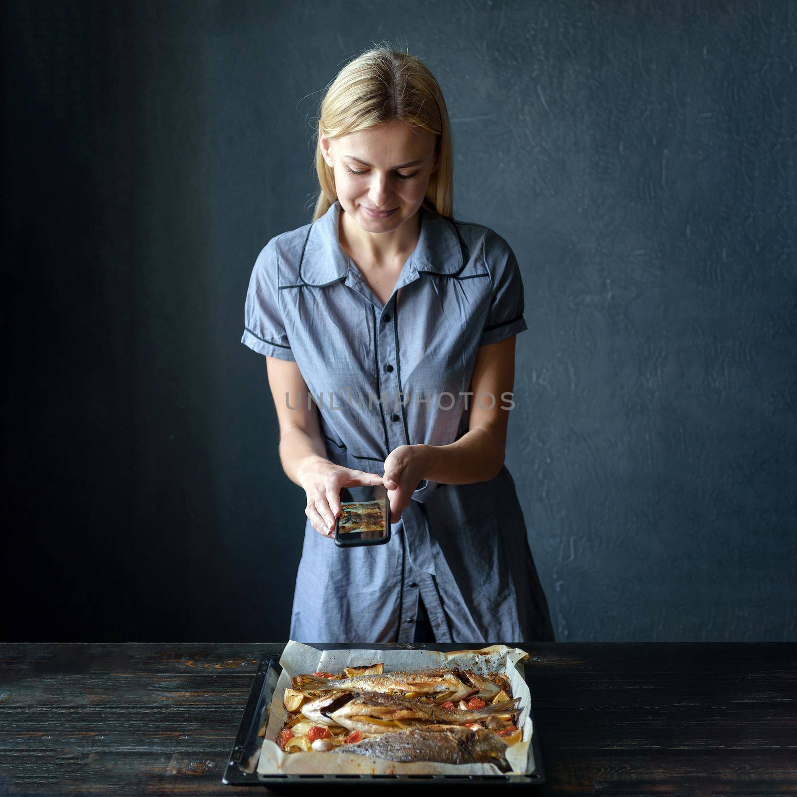 food photographer, girl, photographs the finished dish