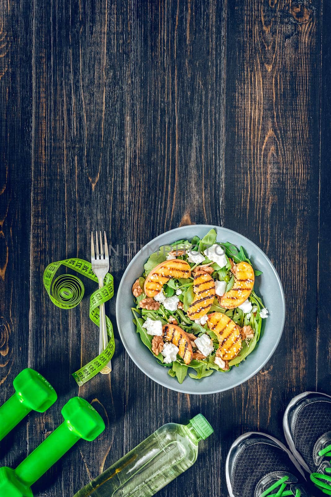 Salad of peaches grilled, ricotta and arugula. Healthy food