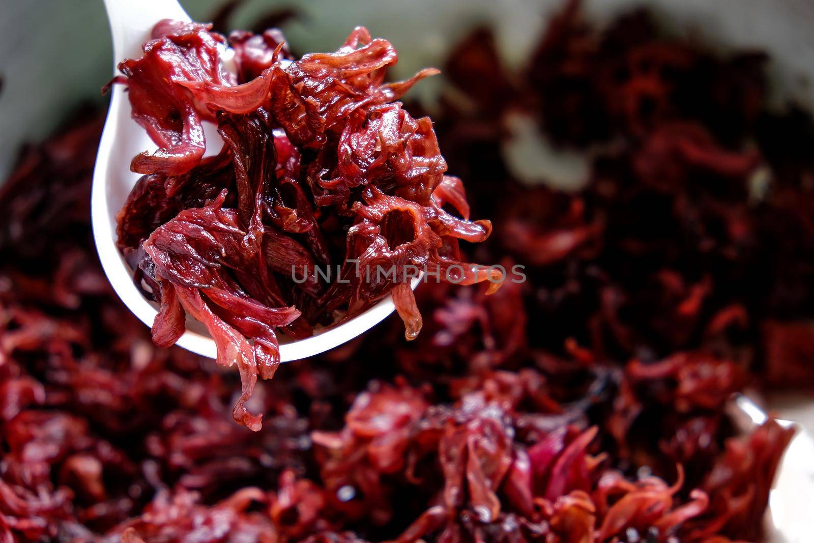 The process of making Roselle juice by the traditional Thai method.