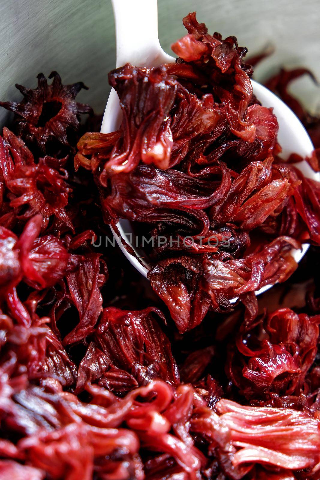 The process of making Roselle juice by the traditional Thai method.