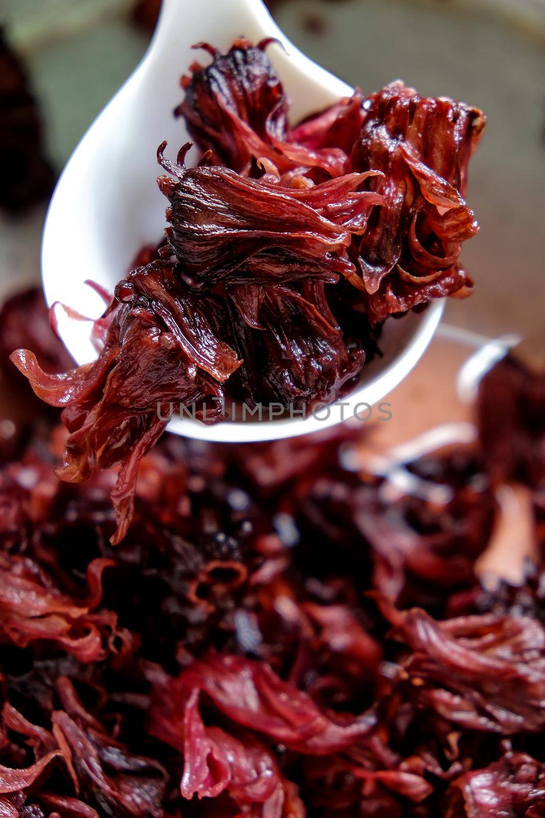 The process of making Roselle juice by the traditional Thai method.