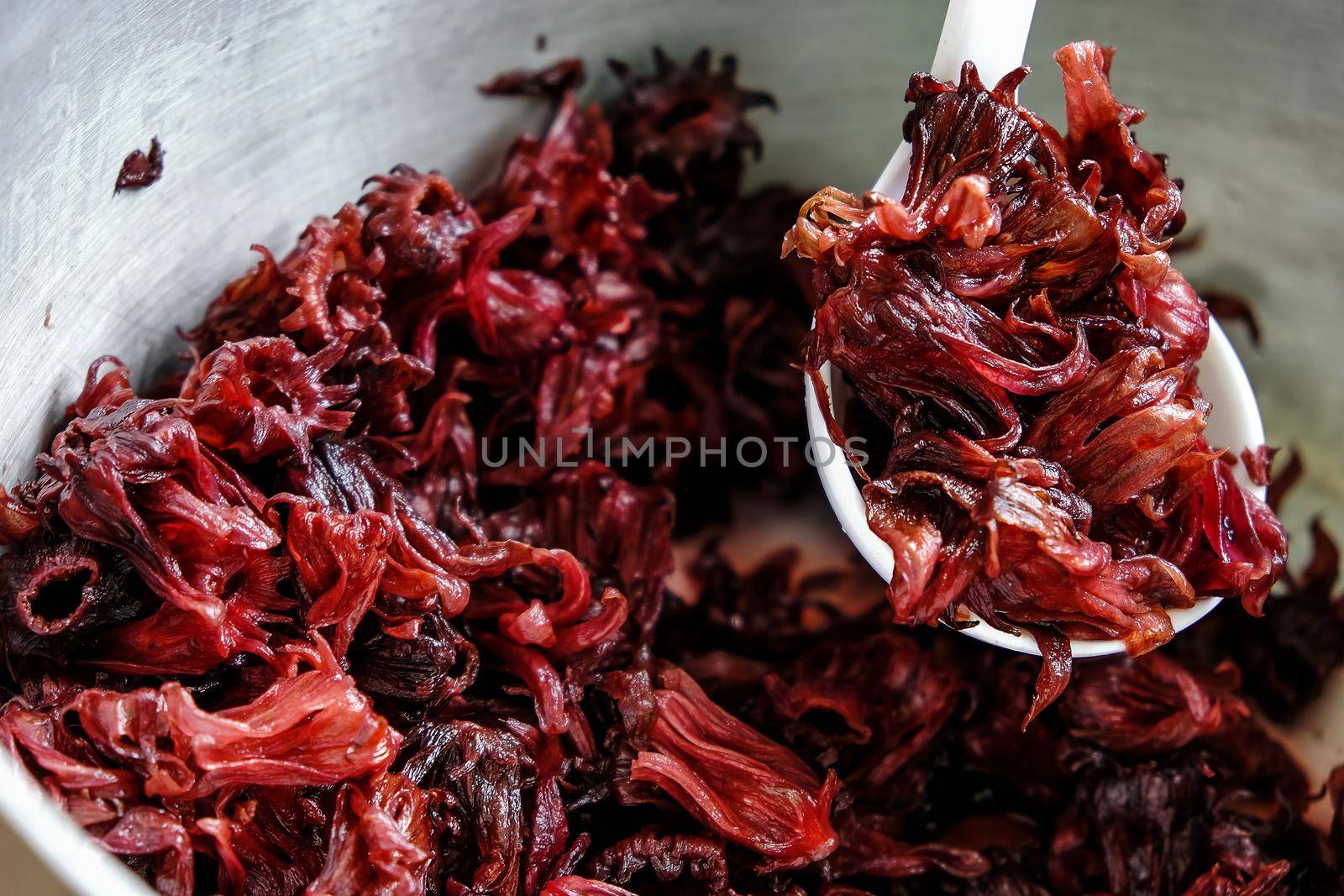The process of making Roselle juice by ponsulak